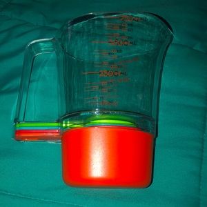 Stackable measuring cup set
